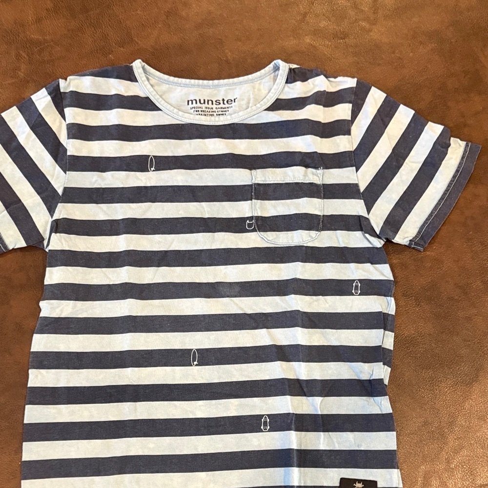 Munster size 10 blue striped tee